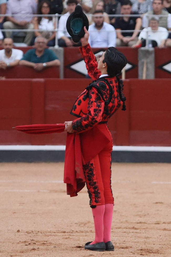 Marco Pérez brinda la faena el cielo, en recuerdo a Julio Robles, la tarde en la que lució en La Glorieta el terno grana y azabache del maestro.